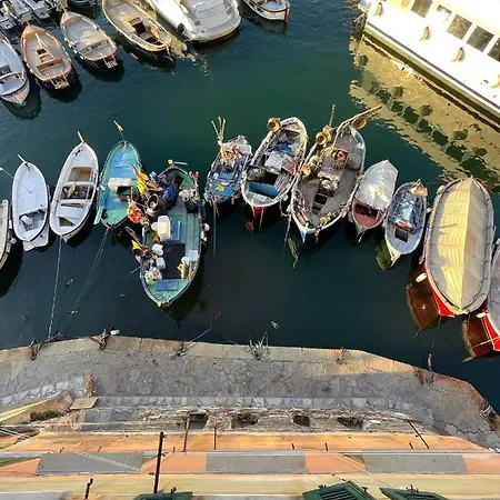 Da Un'antica Dimora Di Pescatori Sul Porticciolo Camogli