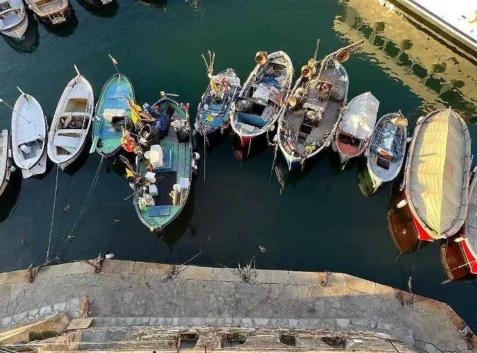 Da Un'antica Dimora Di Pescatori Sul Porticciolo Camogli
